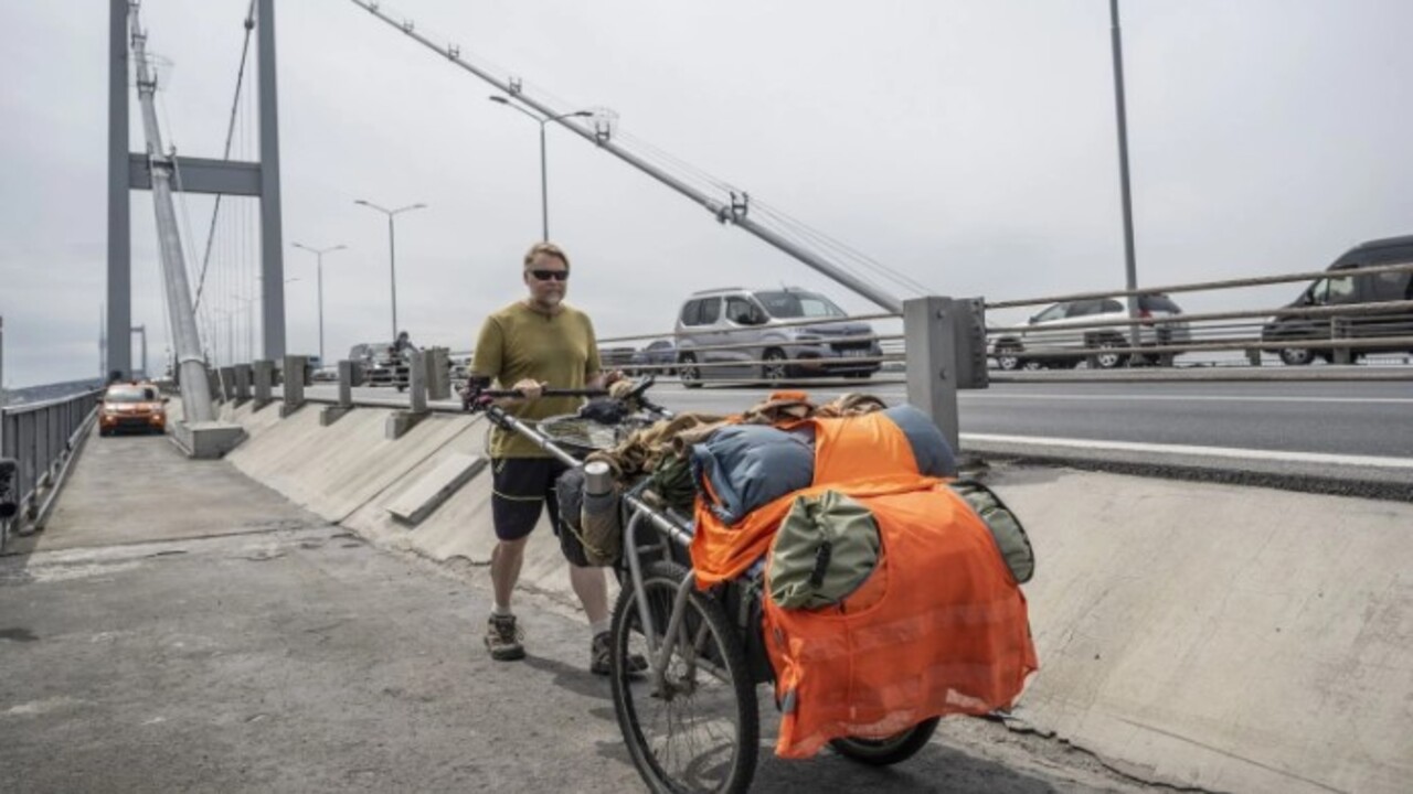15 Temmuz Şehitler Köprüsü’nde tarihi an! İngiliz gezgin yürüyerek Avrupa'ya geçti