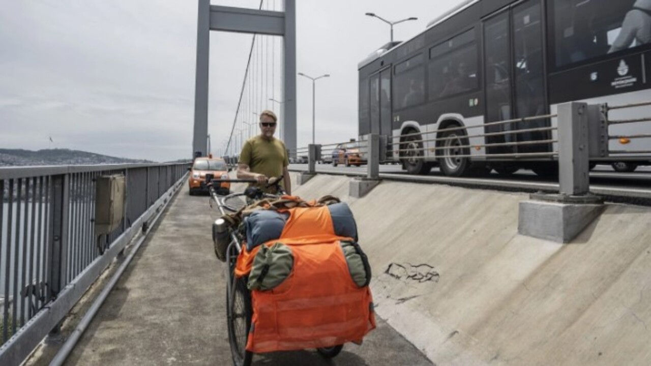 Foto - 15 Temmuz Şehitler Köprüsü’nde tarihi an! İngiliz gezgin yürüyerek Avrupa'ya geçti