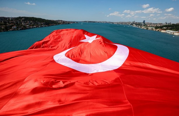 15 Temmuz Şehitler Köprüsü'ne Türk bayrağı asıldı