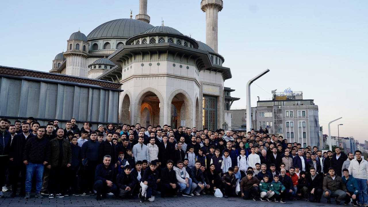 1500 genç Taksim Camii’nde buluştu! TÜGVA’dan anlamlı etkinlik!