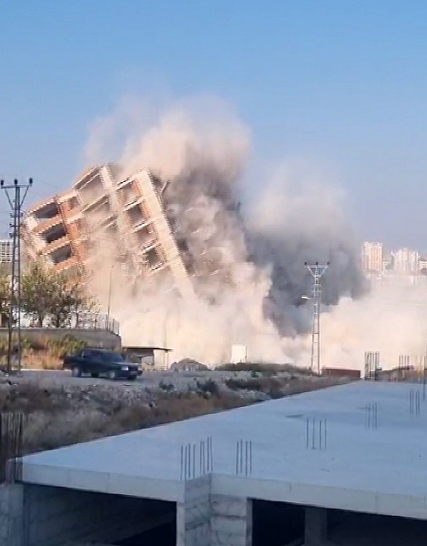 Foto - 16 katlı bina dinamitle böyle yıkıldı