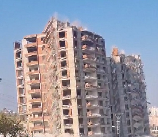 16 katlı bina dinamitle böyle yıkıldı