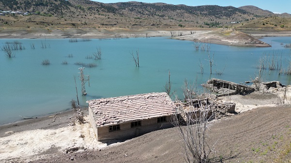 Foto - 16 yıl sonra görüldü! Sular çekilince bakın ortaya ne çıktı