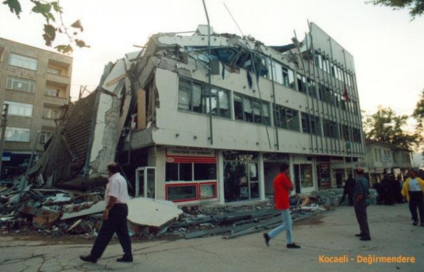 Foto - 17 Ağustos 1999 Gölcük Depremi