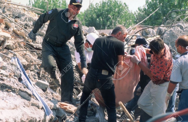 Foto - 17 Ağustos 1999 Gölcük Depremi