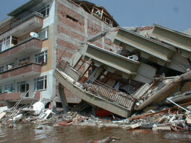 Foto - 17 Ağustos 1999 Gölcük Depremi