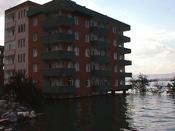 Foto - 17 Ağustos 1999 Gölcük Depremi