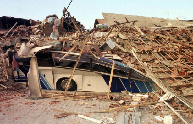 Foto - 17 Ağustos 1999 Gölcük Depremi