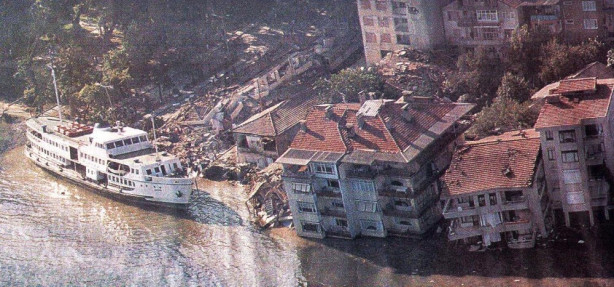 Foto - 17 Ağustos 1999 Gölcük Depremi