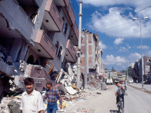 Foto - 17 Ağustos 1999 Gölcük Depremi