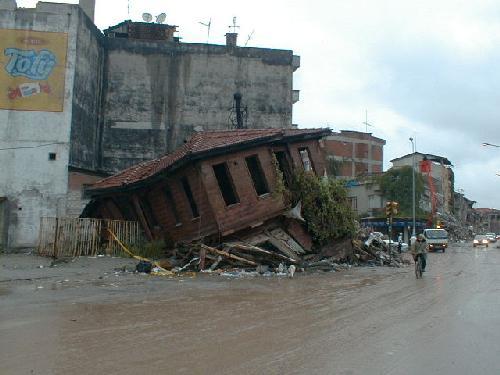 Foto - 17 Ağustos 1999 Gölcük Depremi
