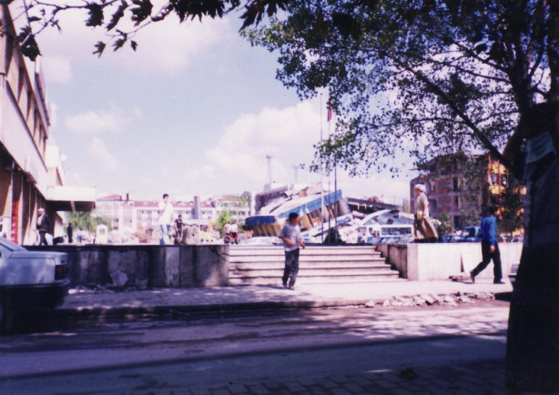 Foto - 17 Ağustos 1999 Gölcük Depremi