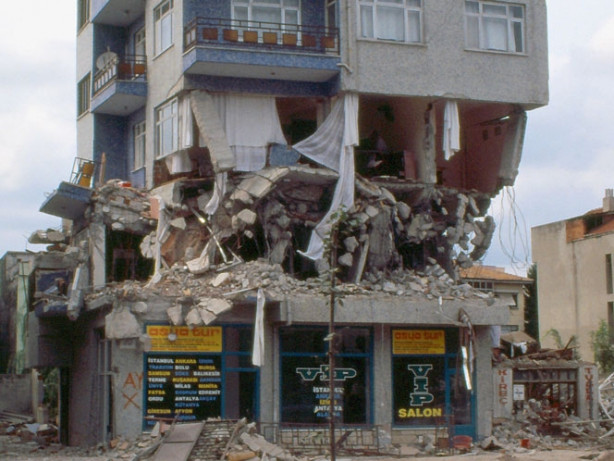 Foto - 17 Ağustos 1999 Gölcük Depremi