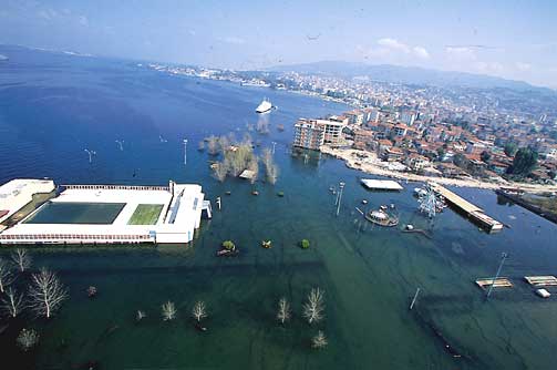 Foto - 17 Ağustos 1999 Gölcük Depremi