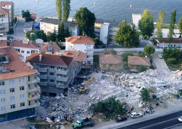 Foto - 17 Ağustos 1999 Gölcük Depremi