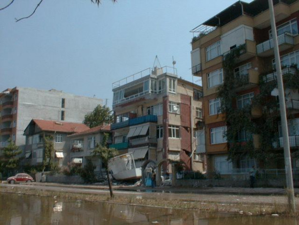 Foto - 17 Ağustos 1999 Gölcük Depremi
