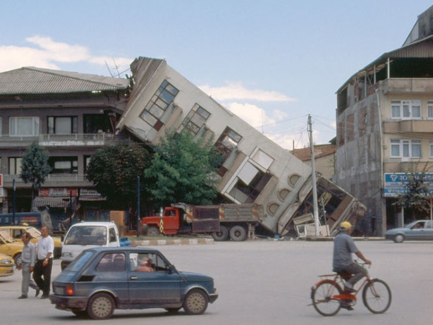 Foto - 17 Ağustos 1999 Gölcük Depremi