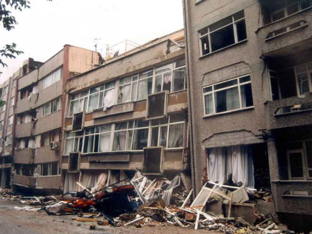 Foto - 17 Ağustos 1999 Gölcük Depremi