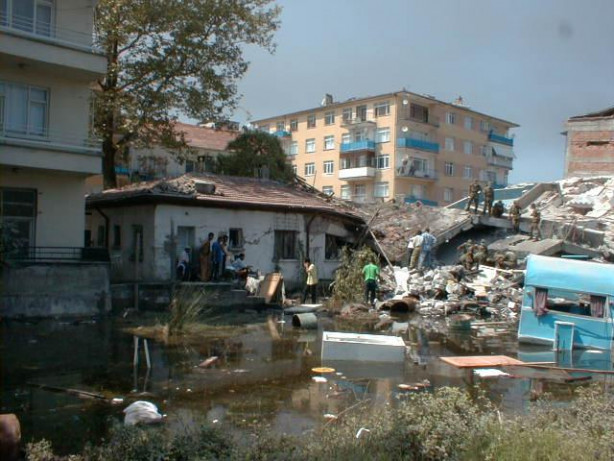 Foto - 17 Ağustos 1999 Gölcük Depremi