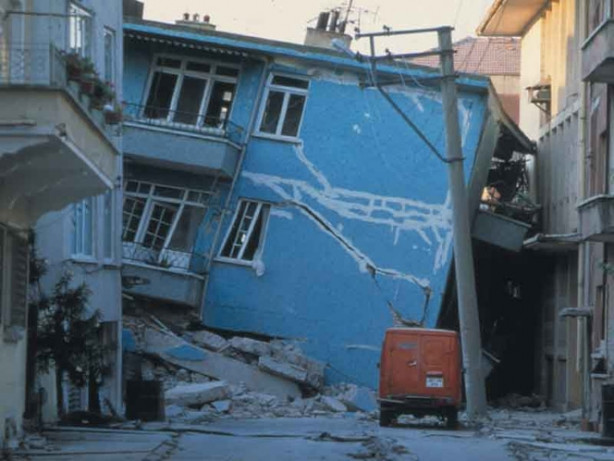 Foto - 17 Ağustos 1999 Gölcük Depremi
