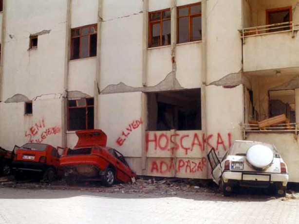 Foto - 17 Ağustos 1999 Gölcük Depremi