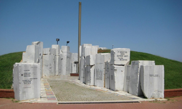 Foto - 17 Ağustos 1999 Gölcük Depremi