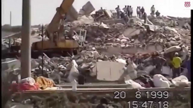 Foto - 17 Ağustos 1999 Gölcük Depremi