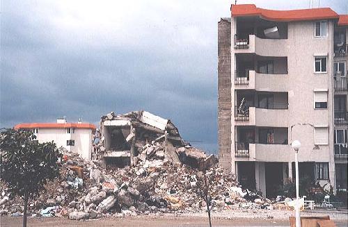Foto - 17 Ağustos 1999 Gölcük Depremi