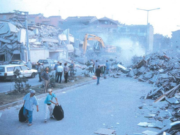 Foto - 17 Ağustos 1999 Gölcük Depremi