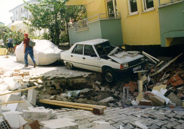 Foto - 17 Ağustos 1999 Gölcük Depremi