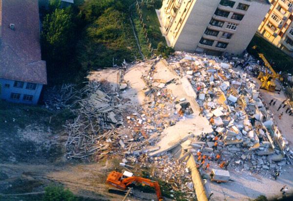 Foto - 17 Ağustos 1999 Gölcük Depremi
