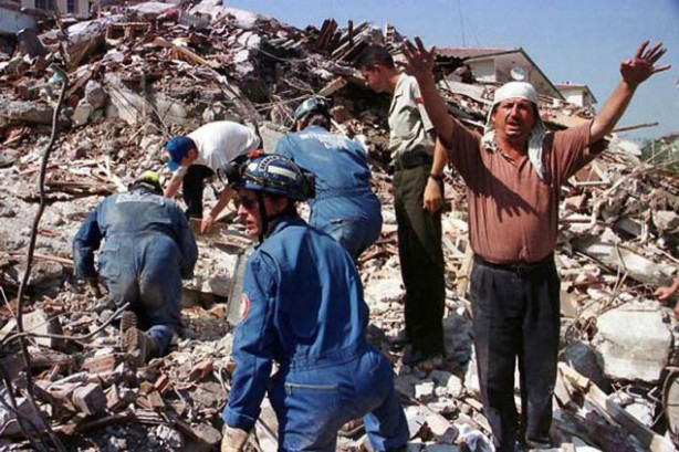 Foto - 17 Ağustos 1999 Gölcük Depremi