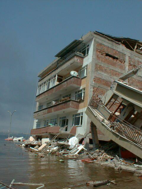 Foto - 17 Ağustos 1999 Gölcük Depremi