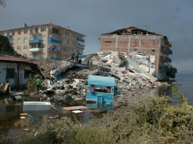 Foto - 17 Ağustos 1999 Gölcük Depremi
