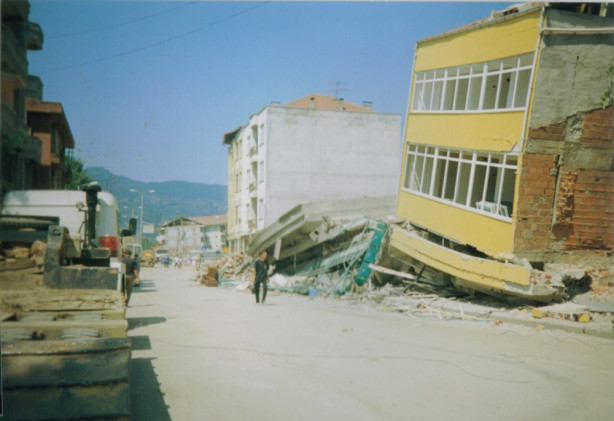 Foto - 17 Ağustos 1999 Gölcük Depremi