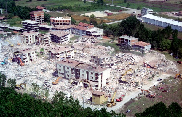 Foto - 17 Ağustos Depremi'nin üzerinden 23 yıl geçti