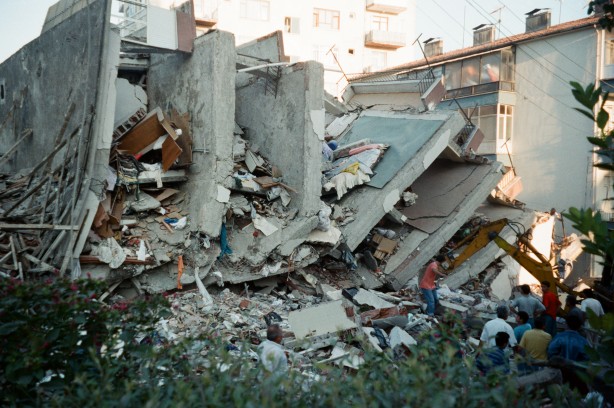 Foto - 17 Ağustos Depremi'nin üzerinden 23 yıl geçti