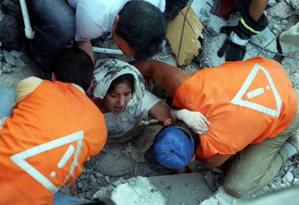 Foto - 17 Ağustos Depremi'nin üzerinden 23 yıl geçti