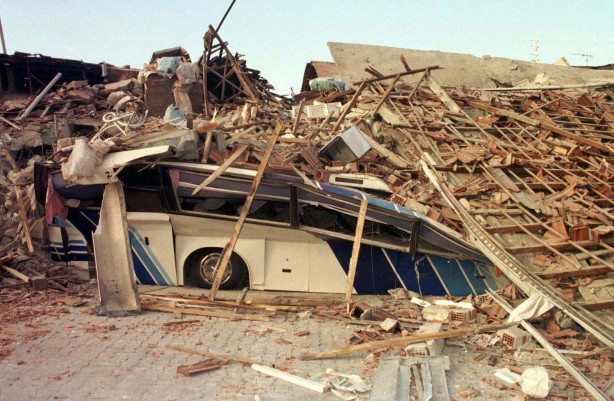 Foto - 17 Ağustos Depremi'nin üzerinden 23 yıl geçti