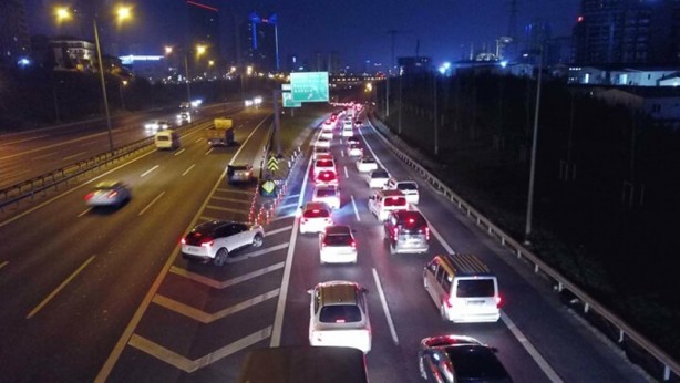 Foto - 17 günlük tam kapanmaya saatler kala İstanbul'dan kaçış sürüyor