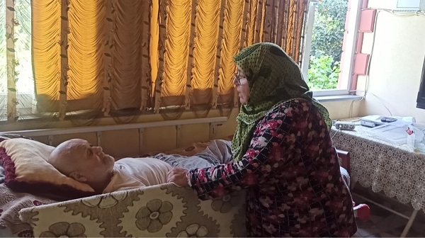 Foto - 17 yıldır eşine bebek gibi bakıyor