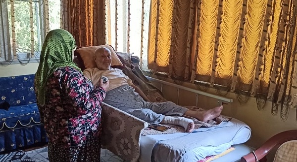 Foto - 17 yıldır eşine bebek gibi bakıyor