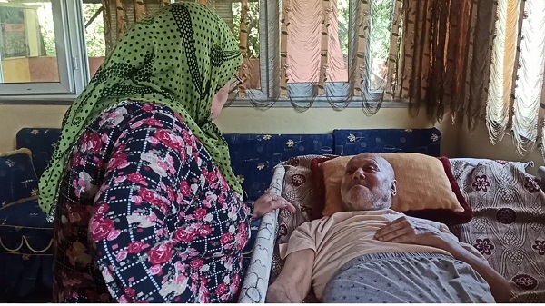 Foto - 17 yıldır eşine bebek gibi bakıyor