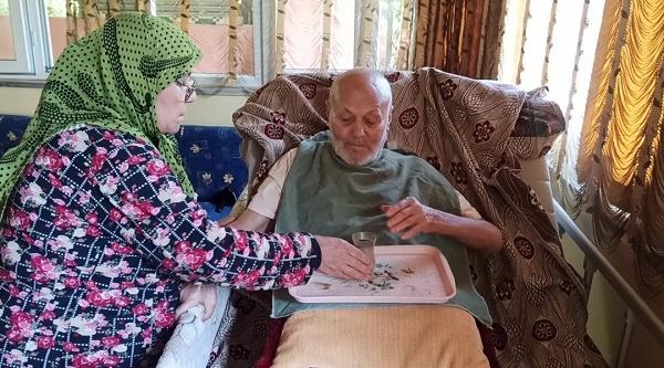 Foto - 17 yıldır eşine bebek gibi bakıyor