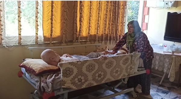 Foto - 17 yıldır eşine bebek gibi bakıyor