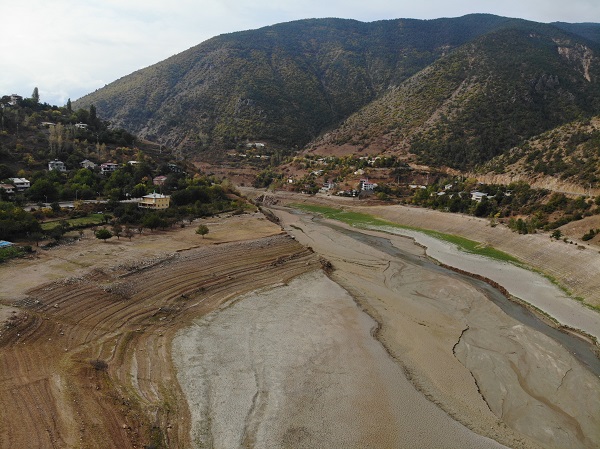 Foto - 17.yüzyılda yapıldı! Baraj suyu çekildi tarihi yapı ortaya çıktı