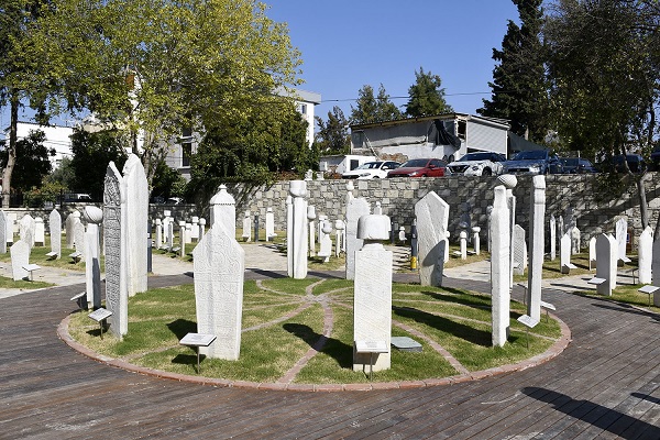 Foto - 17.yüzyıldan kalan mezar taşları sergileniyor