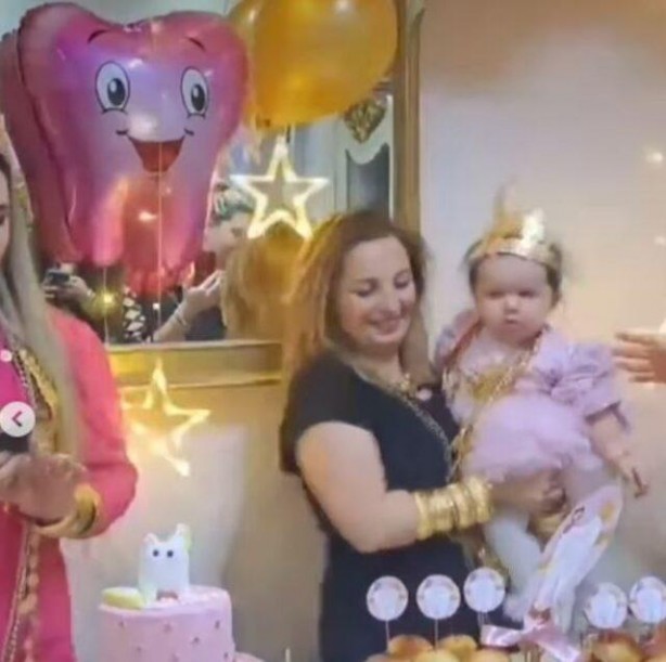 Foto - "18 kilo altınım var" demişti! Görgüsüzlüğü işte şimdi tescillendi! Şarkıcı Kobra Murat torununu altına boğdu