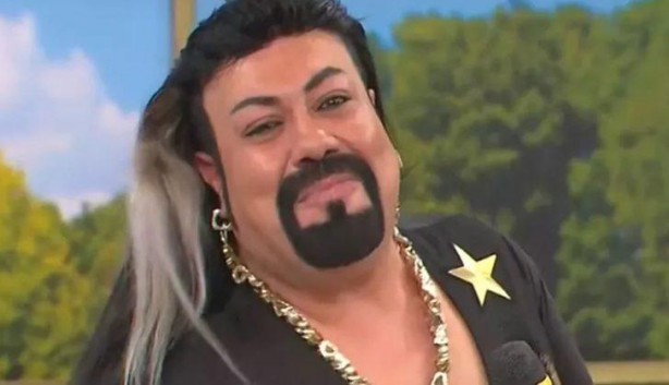 "18 kilo altınım var" demişti! Görgüsüzlüğü işte şimdi tescillendi! Şarkıcı Kobra Murat torununu altına boğdu