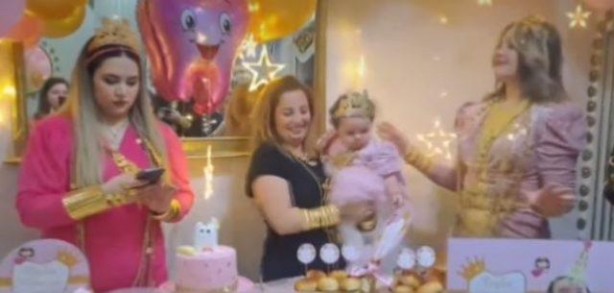 Foto - "18 kilo altınım var" demişti! Görgüsüzlüğü işte şimdi tescillendi! Şarkıcı Kobra Murat torununu altına boğdu